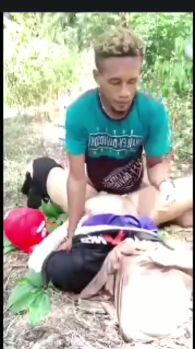 Hijab ngentot di semak semak