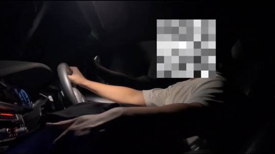 Bokep Disepongin Pacar Sambil Nyetir Mobil