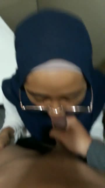 Sepong dan crot dimuka jilbab kacamata